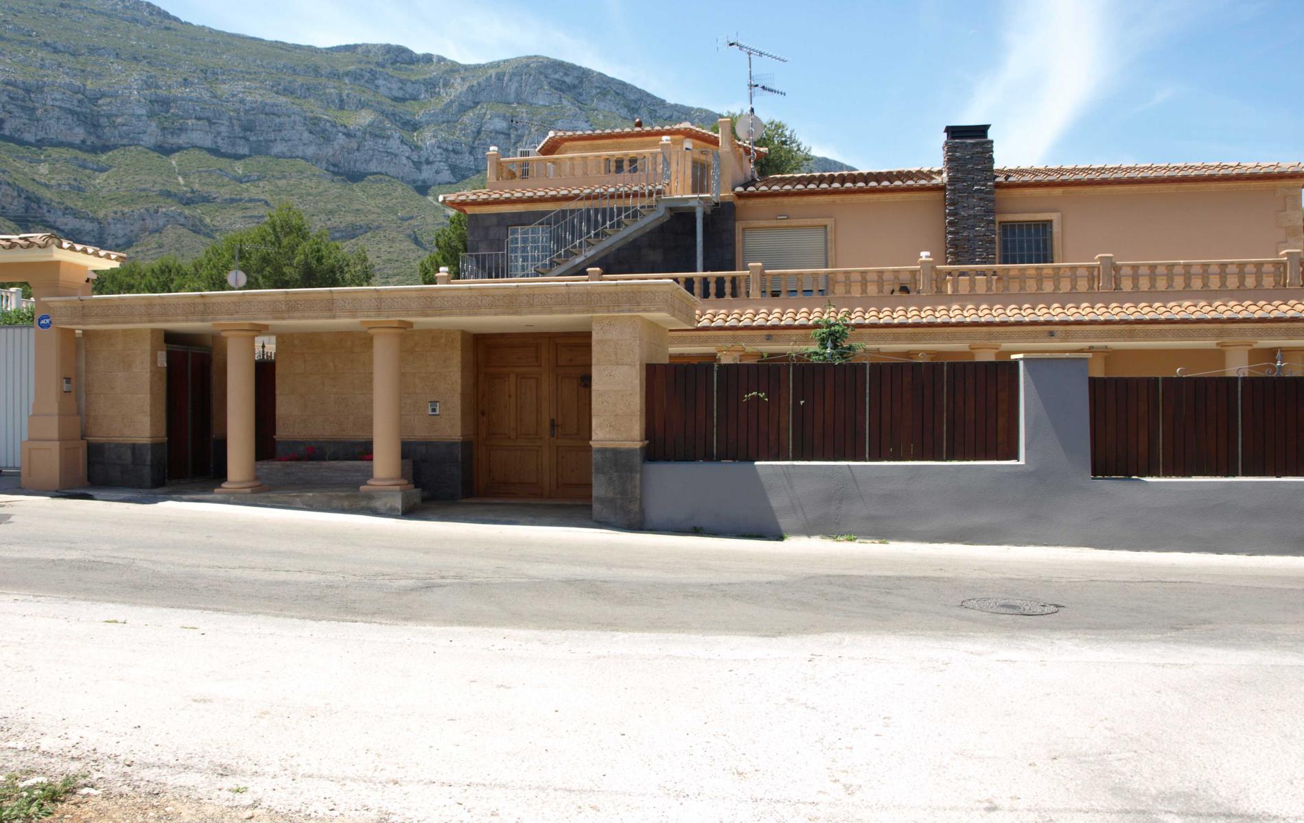 Villa Lujosa con 2 Apartamentos Independientes en Denia