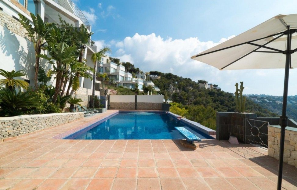 Stunning 5 Bedroom Villa With Private Access to the Sea