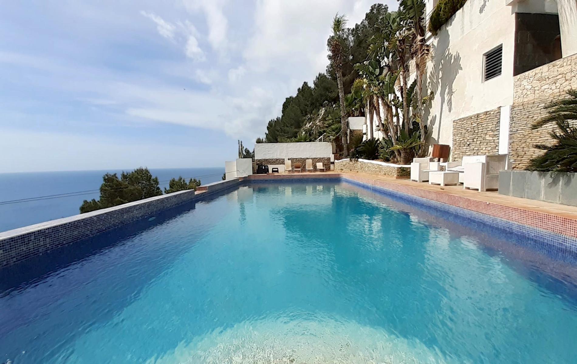 Stunning 5 Bedroom Villa With Private Access to the Sea