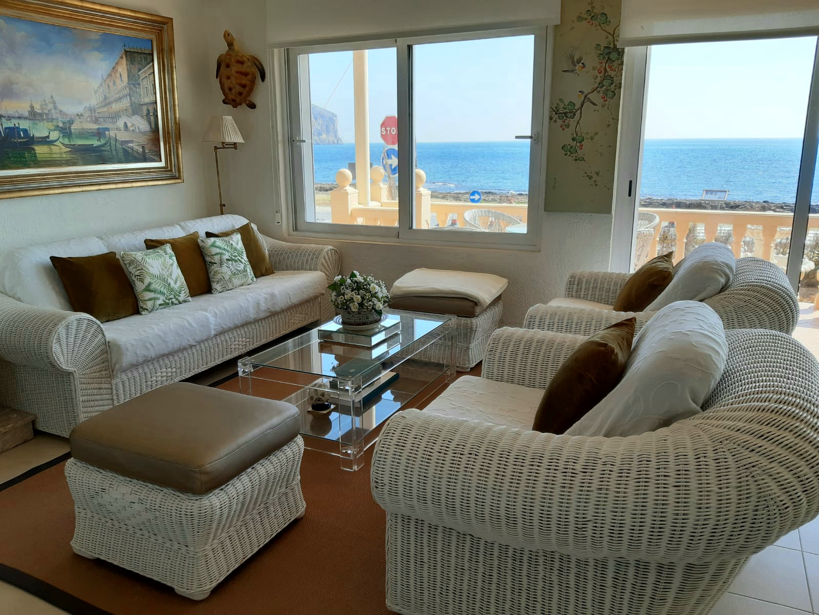 Unique Location! Stunning 5 Bedroom Villa First Sea Line